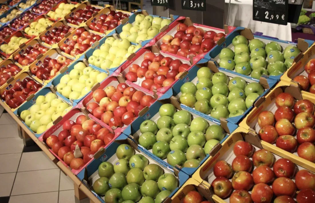 Productes alimentaris en un establiment comercial.