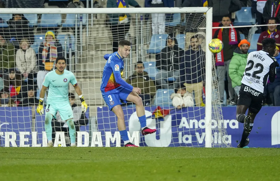 Mika Mármol refusant una pilota en el partit del curs passat disputat a l’Estadi Nacional contra la UD Las Palmas.