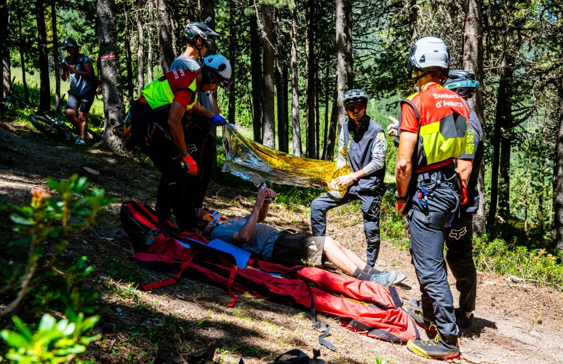 Bombers i personal de l'estació en el simulacre d'evacuació.