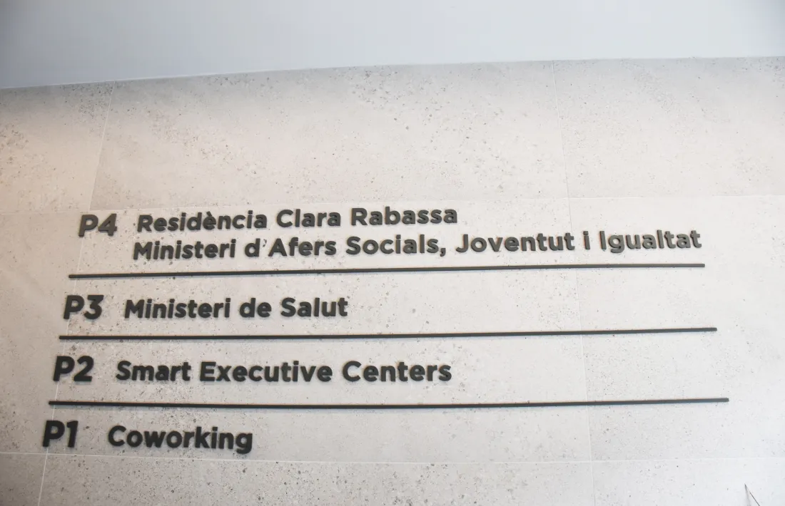 Entrada de l'edifici Clara Rabassa, on es troben el Ministeri d'Afers Socials i el de Salut.