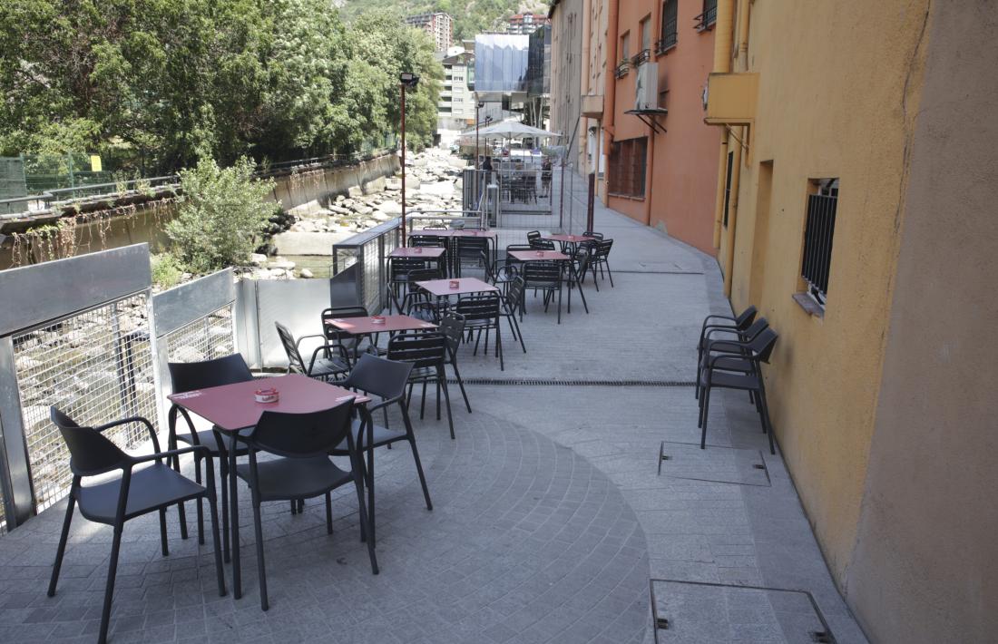 Imatge recent dels arranjaments ja executats al passeig que voreja el riu Valira. 