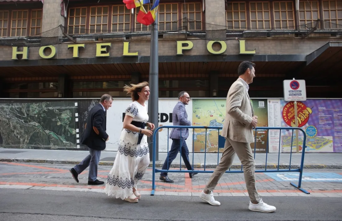 Majoral, Codina, Espot i Ferré davant l'hotel Pol.