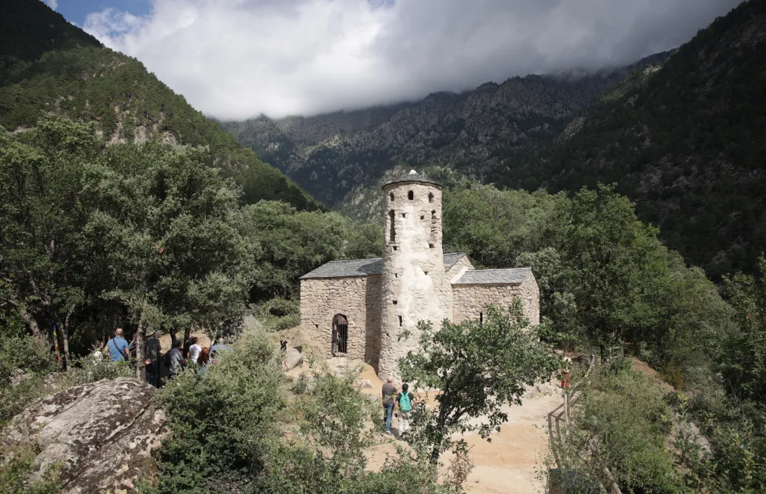 L’església de Sant Vicenç d’Enclar, amb el campanar i el llosat nou: el conjunt data dels segles VIII-IX.