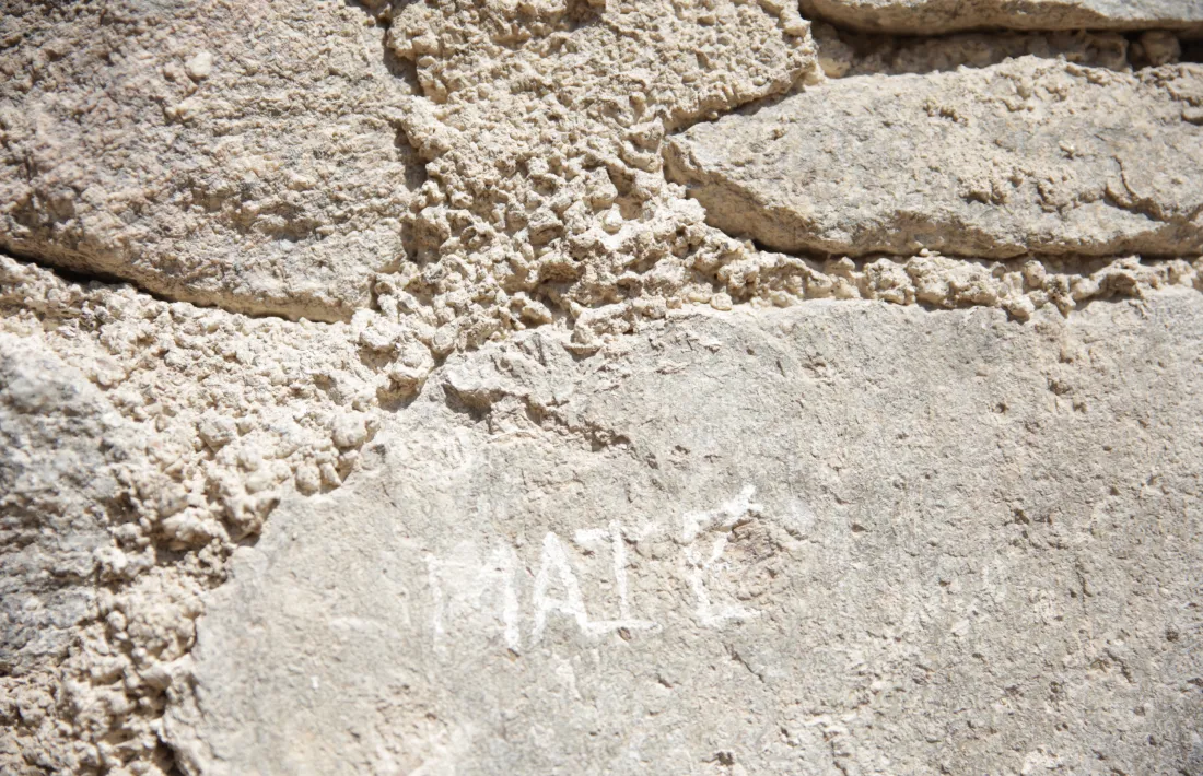 Grafiti anterior al 20 de desembre del 2019 que s’ha decidit conservar a la façana del campanar. 