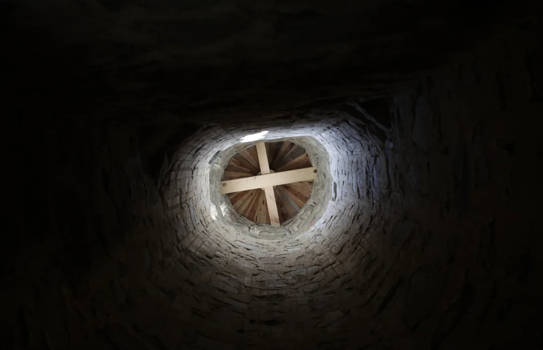 Al mur interior s’han deixat els encofrats vistos com a testimoni de la intervenció.