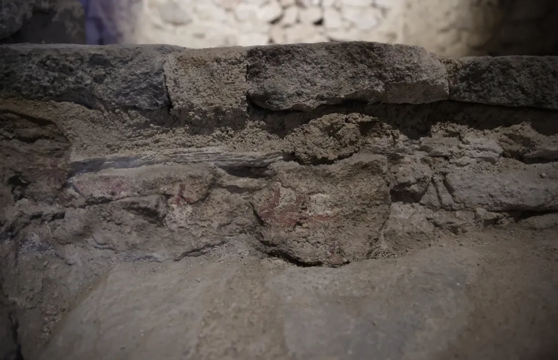  Al mur interior s’han deixat restes de pintura mural al peu de l’arc triomfal.