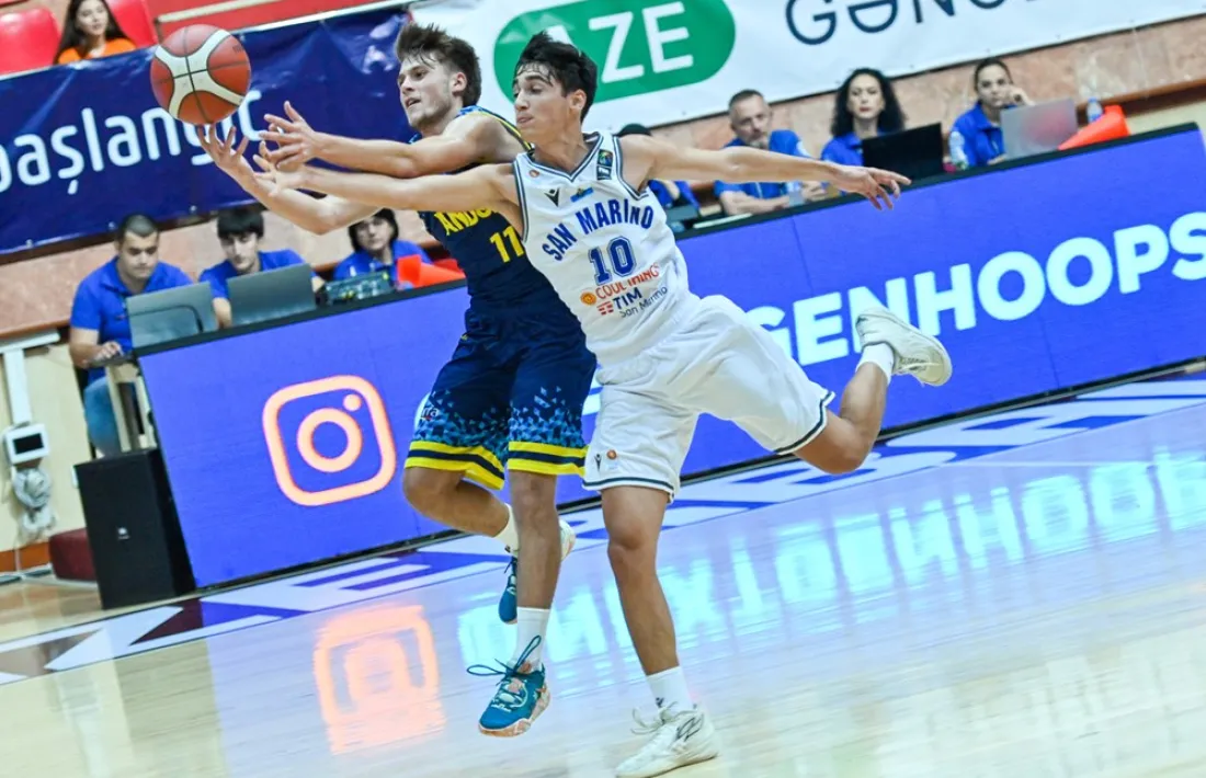 Pau Rodríguez, que va anotar 8 punts, defensat per Tommaso Botteghi.