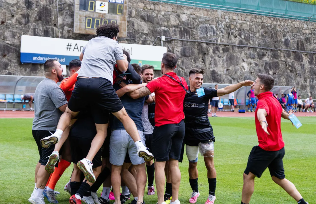 L’FC Santa Coloma va celebrar, força emocionat, la seva classificació europea.