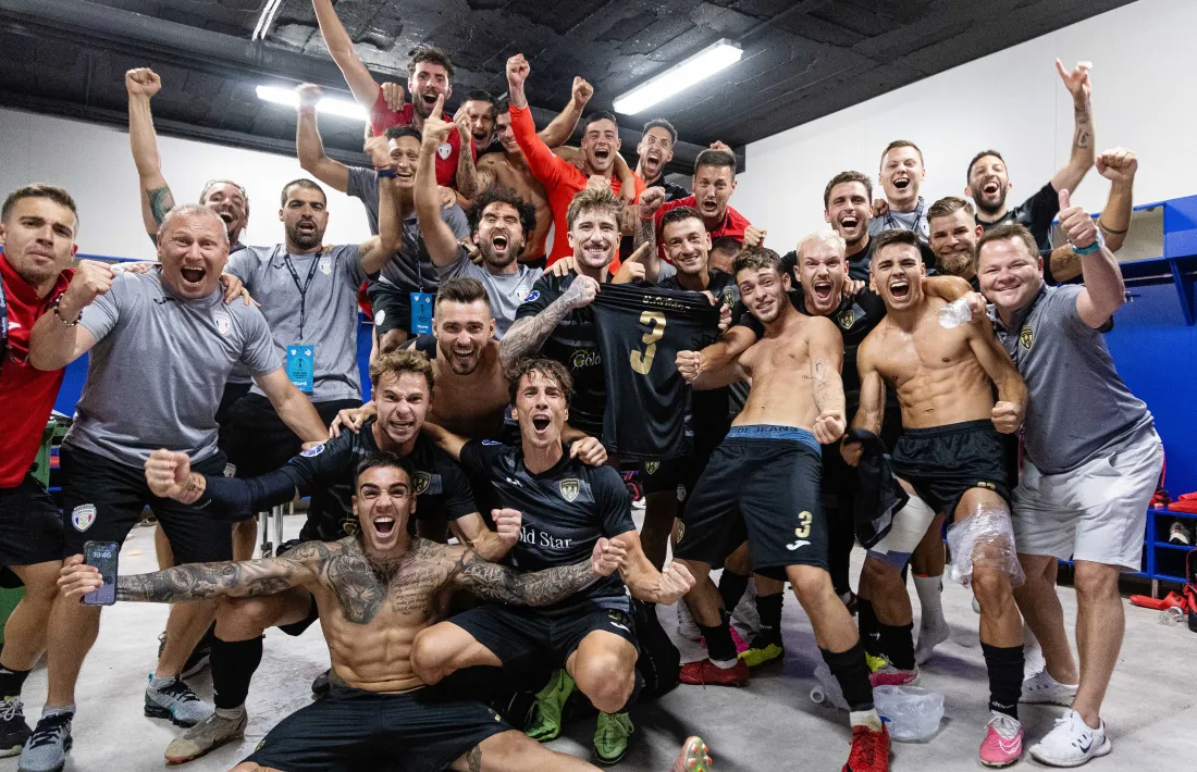 Els colomencs ho van donar tot en la celebració de dins del vestidor.