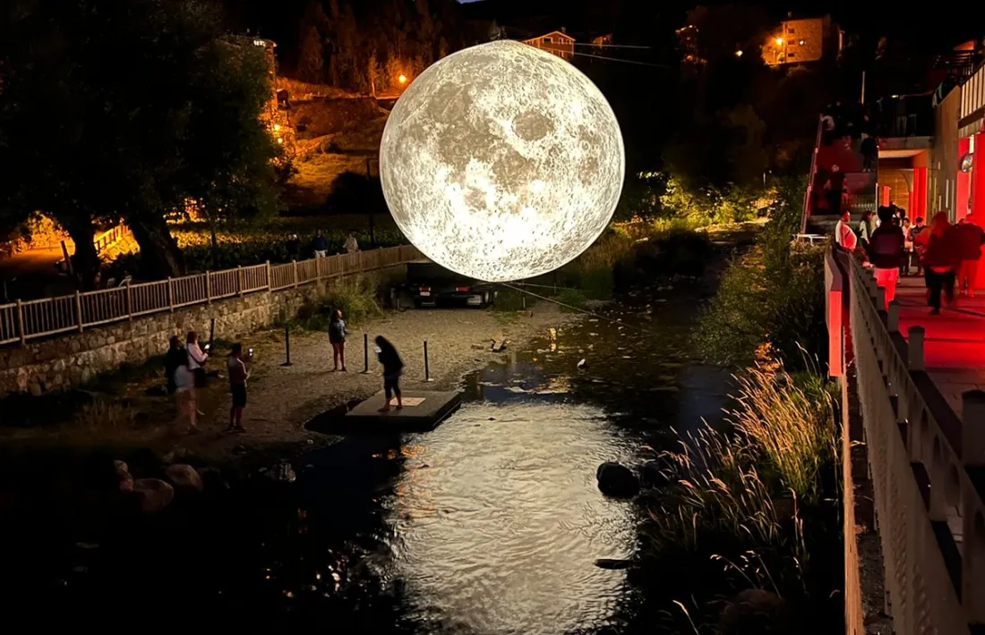 El muntatge visual de Luke Jerram, sobre el Valira. 