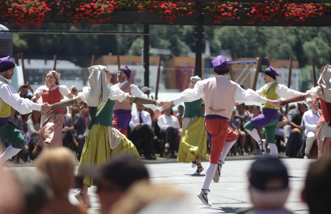 El ball del Contrapàs, ahir a la plaça del Poble.