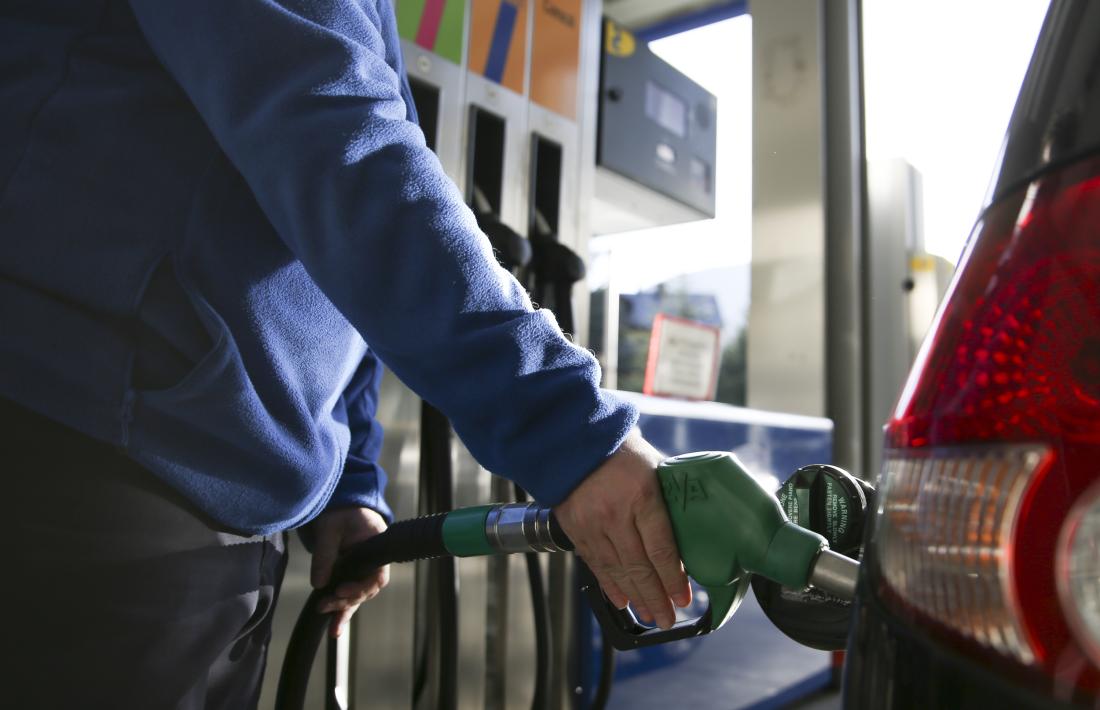 Posar combustible en les hores de major insolació afavoreix la generació d’ozó troposfèric, el dolent.
