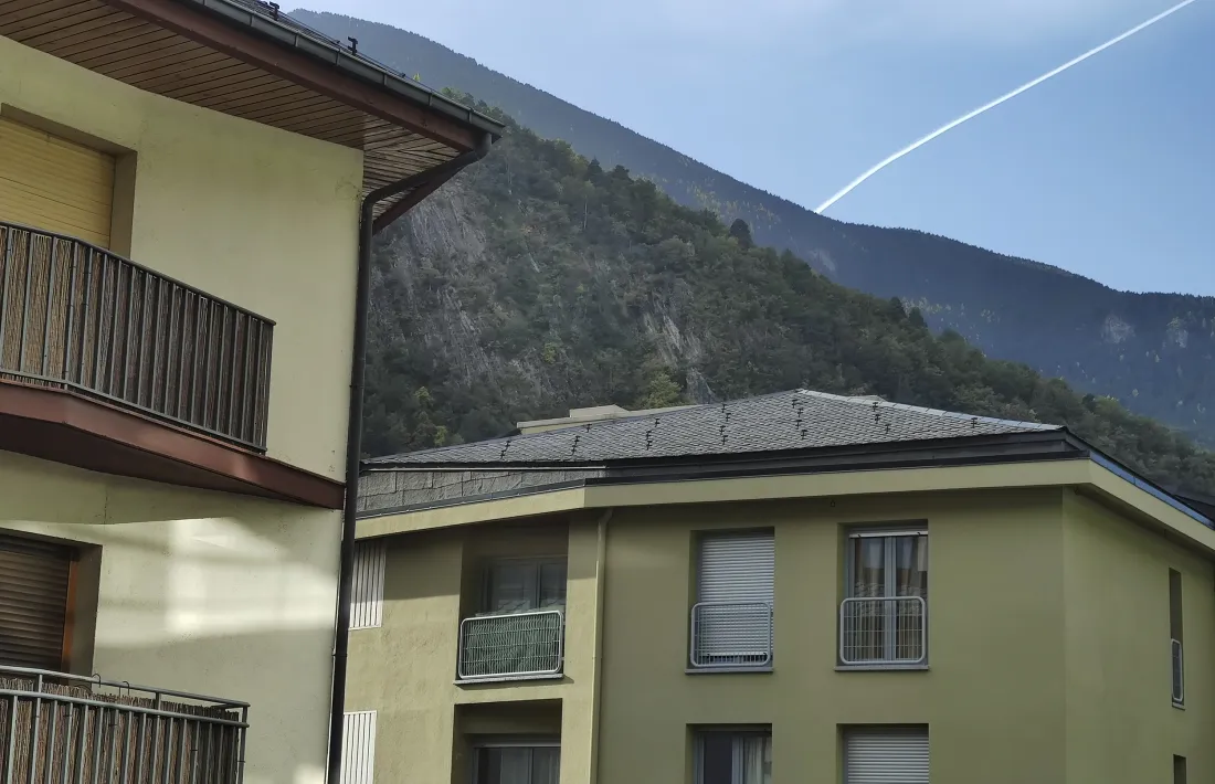 La façana d'un edifici de pisos.