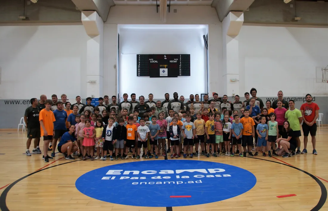 El Barça d’handbol, amb dues cares noves, va viure ahir un dia un xic convuls.