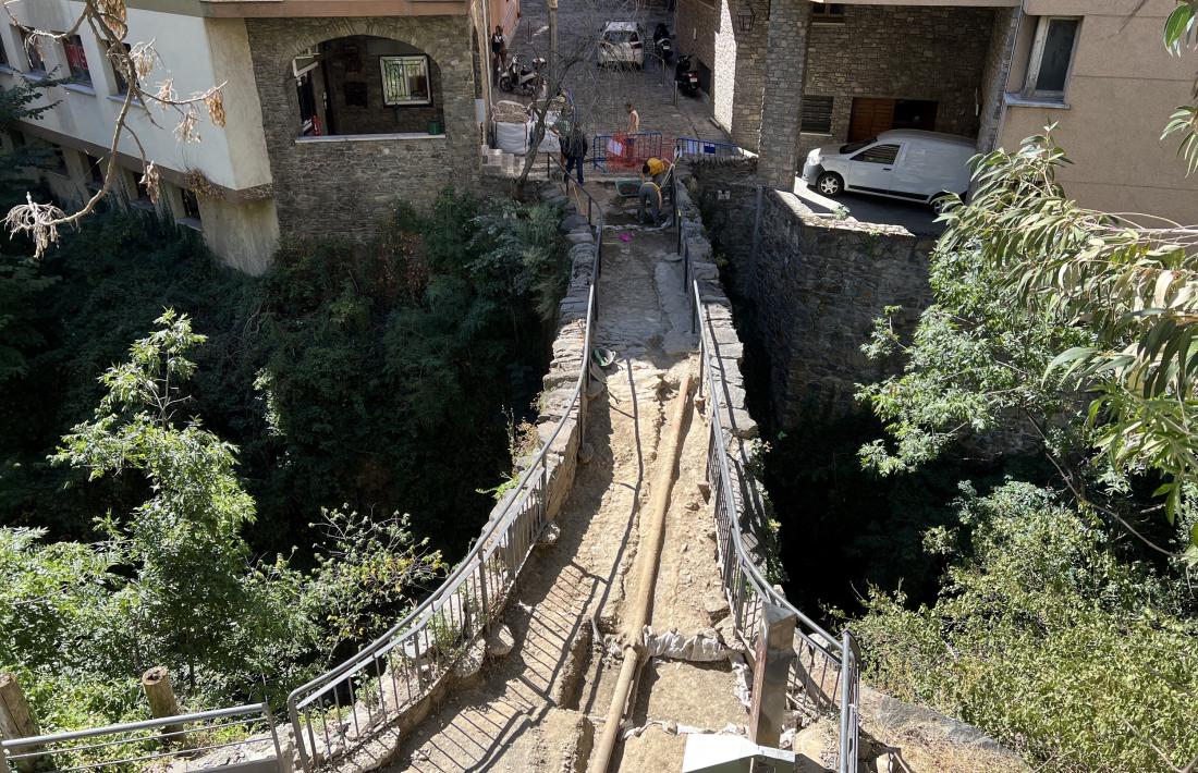La intervenció consisteix a retirar el paviment i excavar fins a arribar a l’original, que als caps del pont està a 70 centímetres de profunditat.