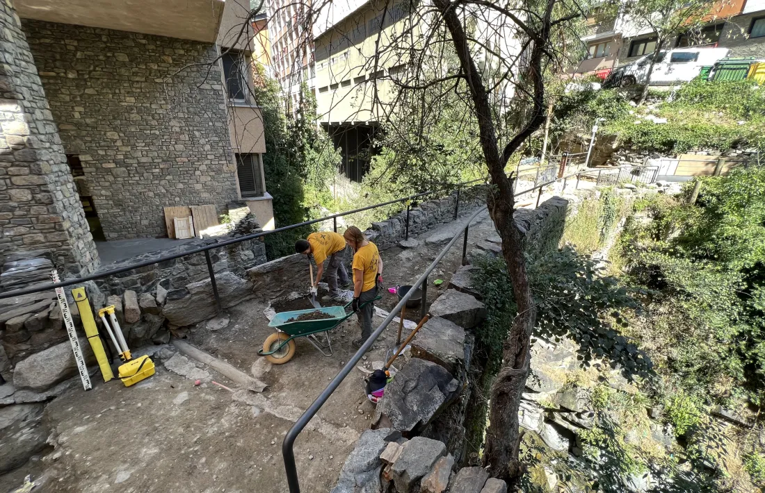 L’excavació determina que el paviment del pont escaldenc no era originalment pla, sinó en doble pendent o esquena d’ase