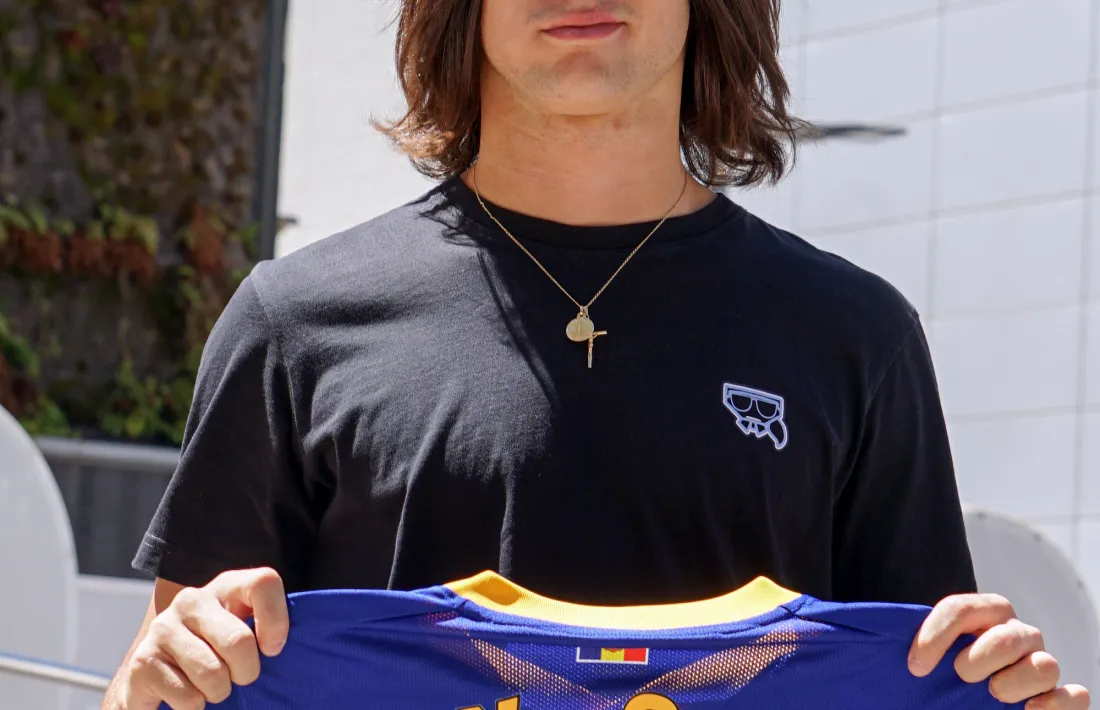 Álex Calvo, amb la seva nova samarreta.