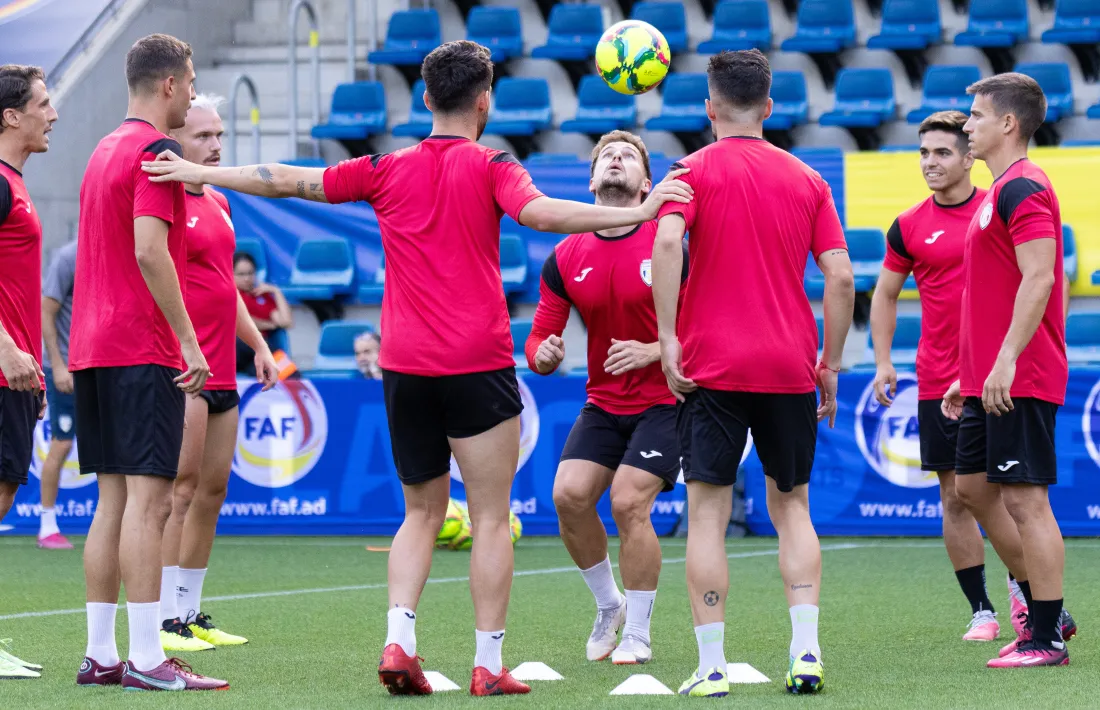 L’FC Santa Coloma es va entrenar ahir a l’Estadi Nacional, l’escenari del partit d’avui contra l’AZ Alkmaar.