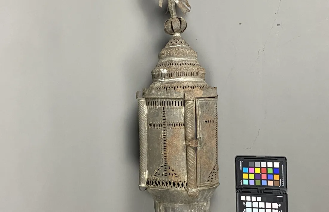 La llàntia processional, probablement del XIX, abans i després de la restauració. Divendres passat va tornar a casa, i el seu nou destí és l’altar, on donarà llum al sagrari. Atenció al rovell i als rajos de l’ostensori, que s’han hagut de reconstruir.