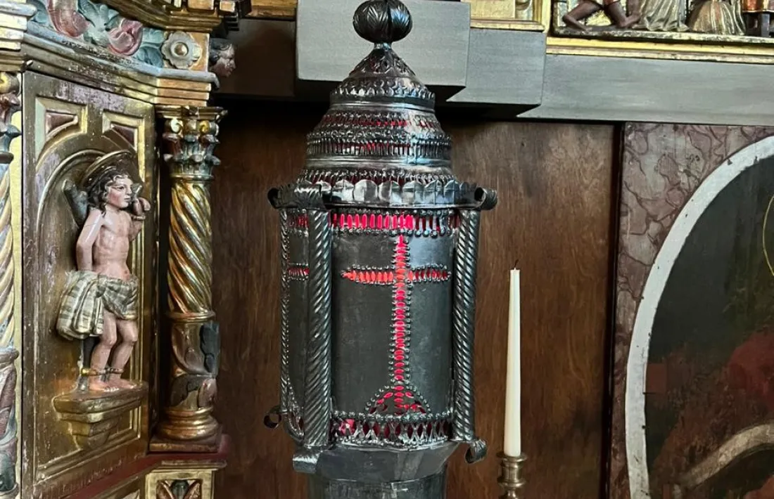 La llàntia processional, probablement del XIX, abans i després de la restauració. Divendres passat va tornar a casa, i el seu nou destí és l’altar, on donarà llum al sagrari. Atenció al rovell i als rajos de l’ostensori, que s’han hagut de reconstruir.