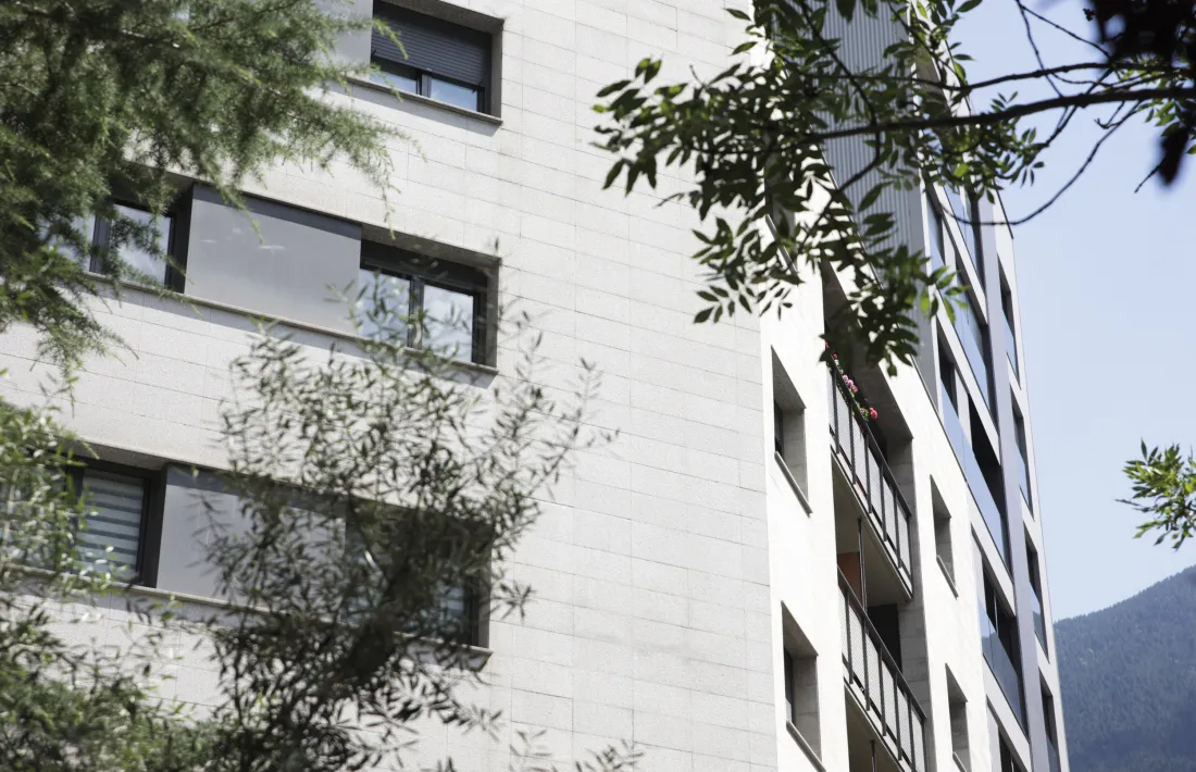 La façana d'un edifici de pisos.