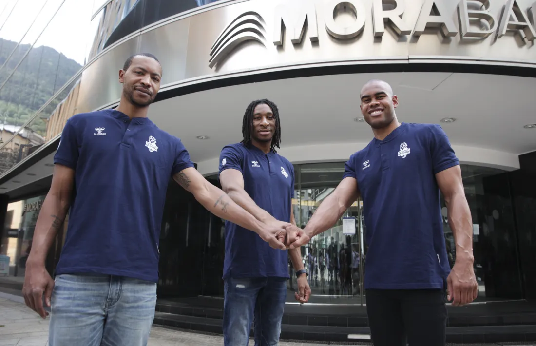Andrew Goudelock, Stan Okoye i Markel Starks ahir davant la seu central de MoraBanc.