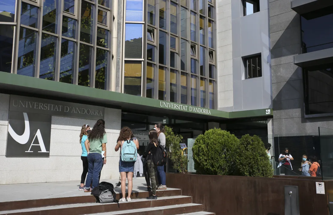Estudiants a l'exterior de la Universitat d'Andorra.