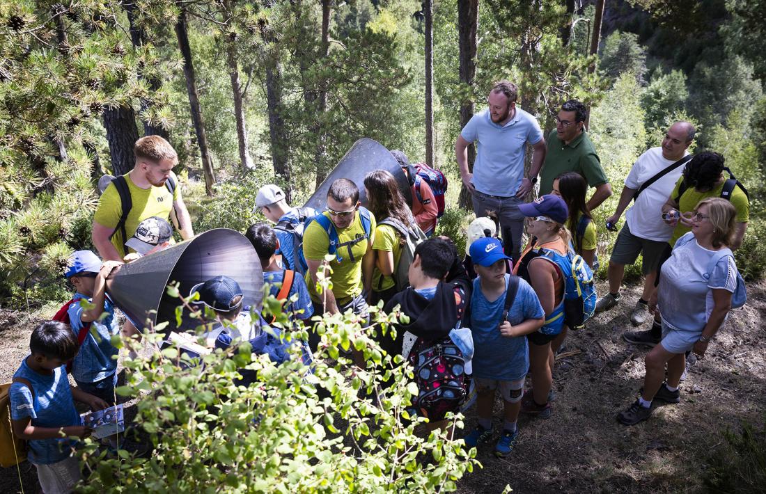 Infants i autoritats fent la ruta del Bosc de l’Andy.