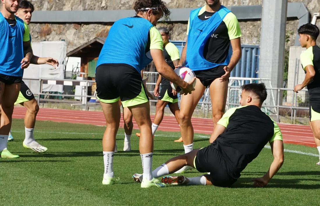 Un dels entrenaments de l’FC Andorra a l’estadi comunal Joan Samarra.
