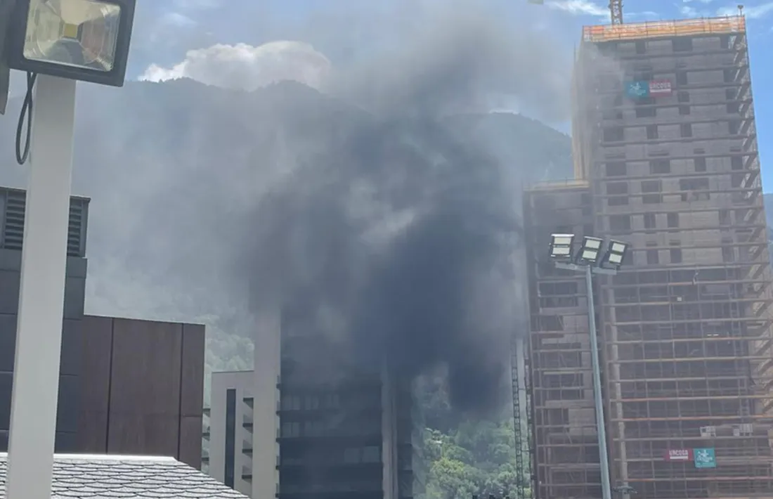 El fum que es pot veure en una de les torres del Clot d'Emprivat.