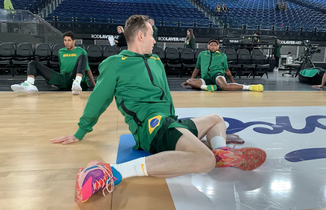 Felipe Dos Anjos, tot just al darrere de Marcelinho Huertas, al costat esquerre.