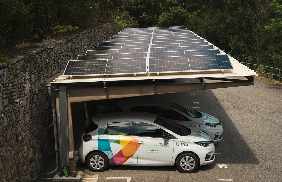 Una de les marquesines equipada amb panells fotovoltaics.