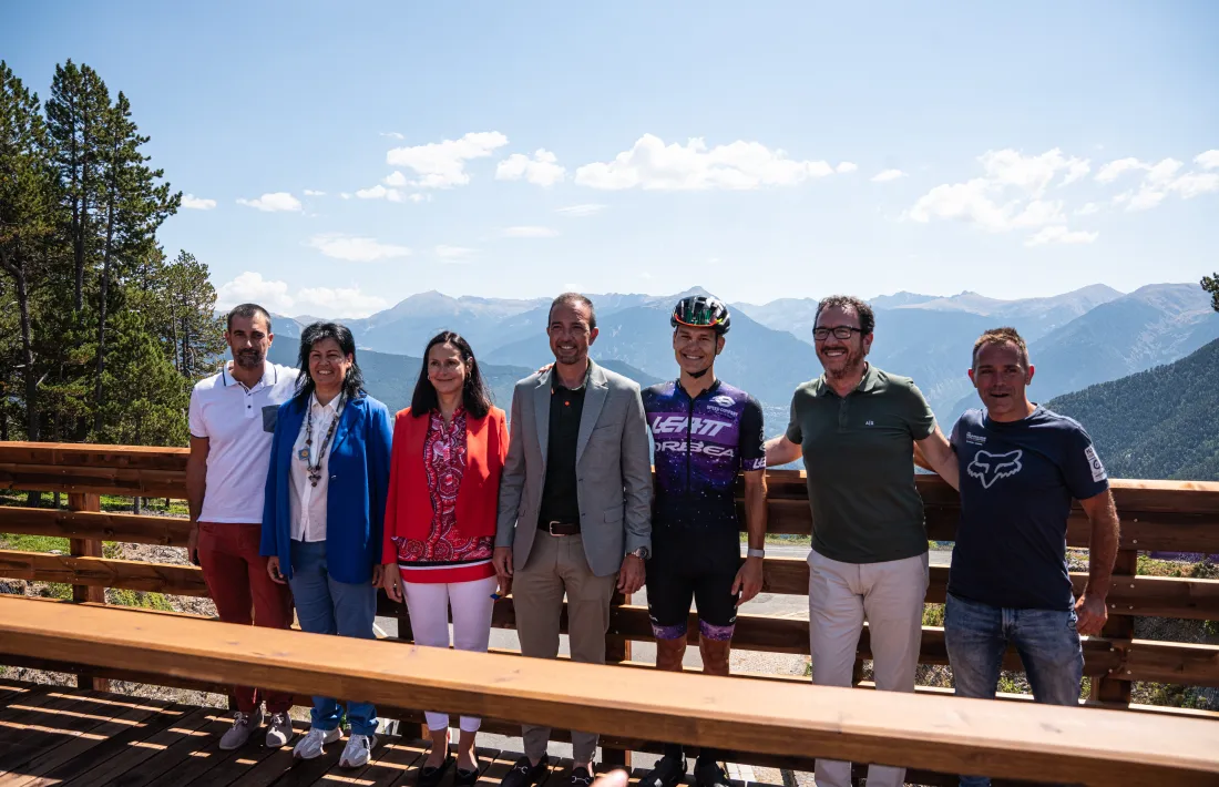 Josep Maria Garrallà, Eva Sansa, Olga Molné, Jordi Torres, el ‘biker’ resident Lukas Baum, Betim Budzaku i Josep Marticella, al nou punt de fusta del pla de la Caubella.