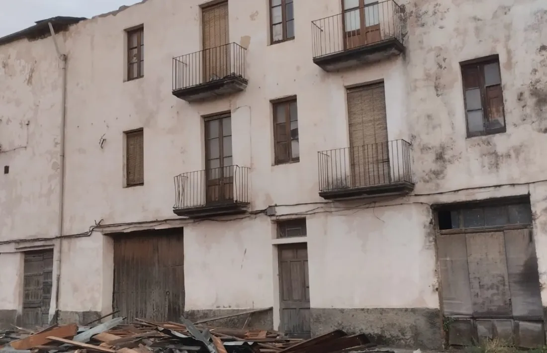 Caiguda de teulades a causa de la forta ventada, a Adrall. 