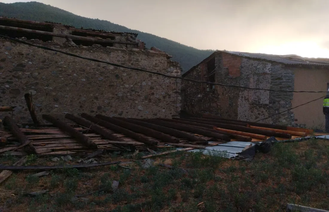 Els bombers han hagut d'atendre diverses trucades per destrosses a causa del vent i la pluja. 