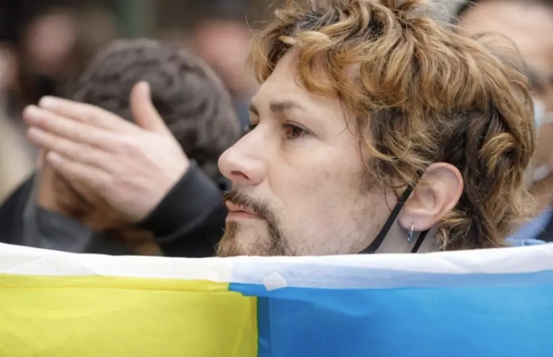 Un assistent a la manifestació per la pau a Ucraïna.