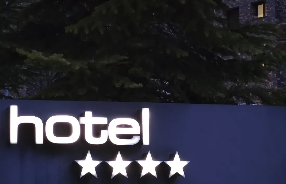 Rètol d'un hotel.