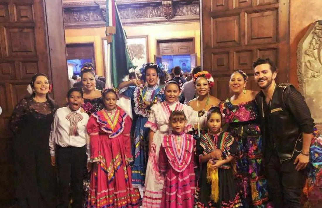 Els germans Aguilar flanquegen un grup amb vestits tradicionals, en una fira anterior.   