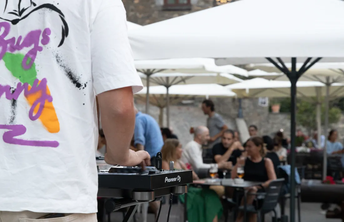 Una de les sessions de DJ de les Nits Obertes a la plaça Major.