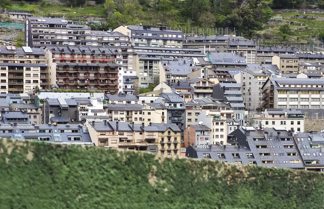 Diversos edificis de diferent naturalesa a Andorra la Vella.