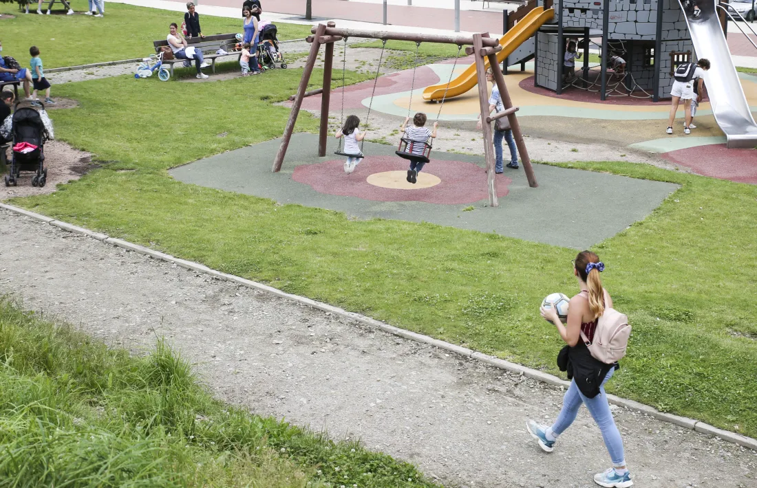 Infants jugant en un parc.