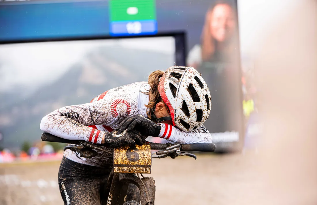 Mona Mitterwallner aconsegueix la primera victòria en la pova de ‘cross-country’.