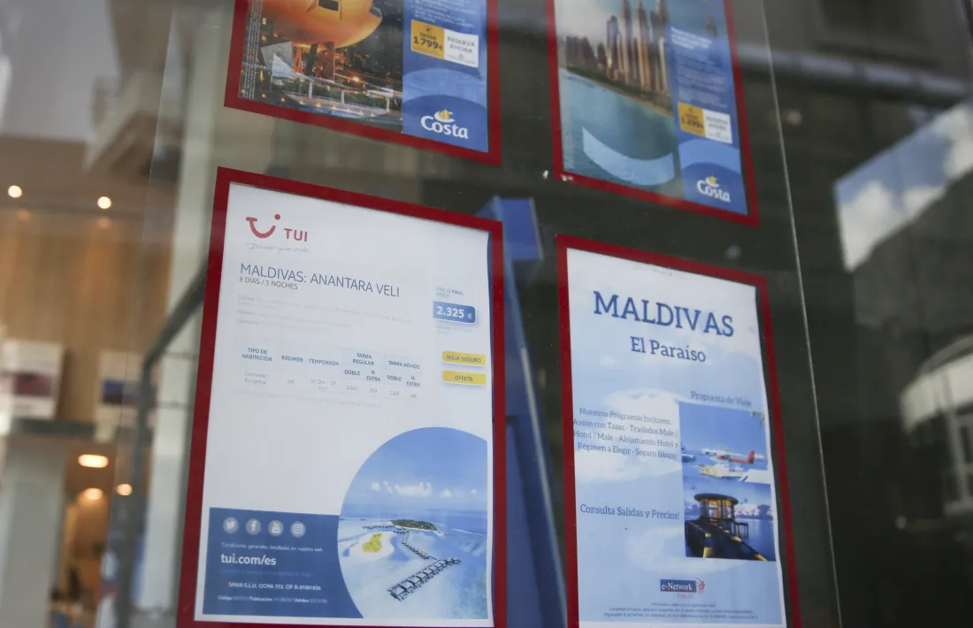 Un aparador amb ofertes d’una agència de viatges.