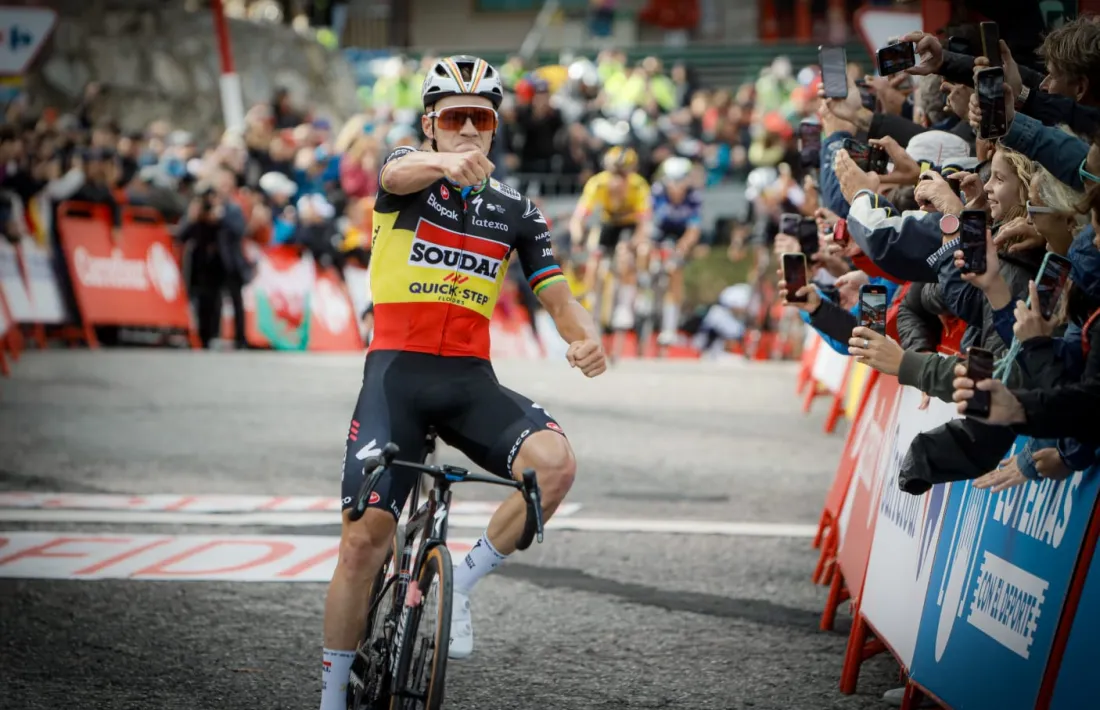 Evenepoel celebra el triomf a la meta de Comallemple.