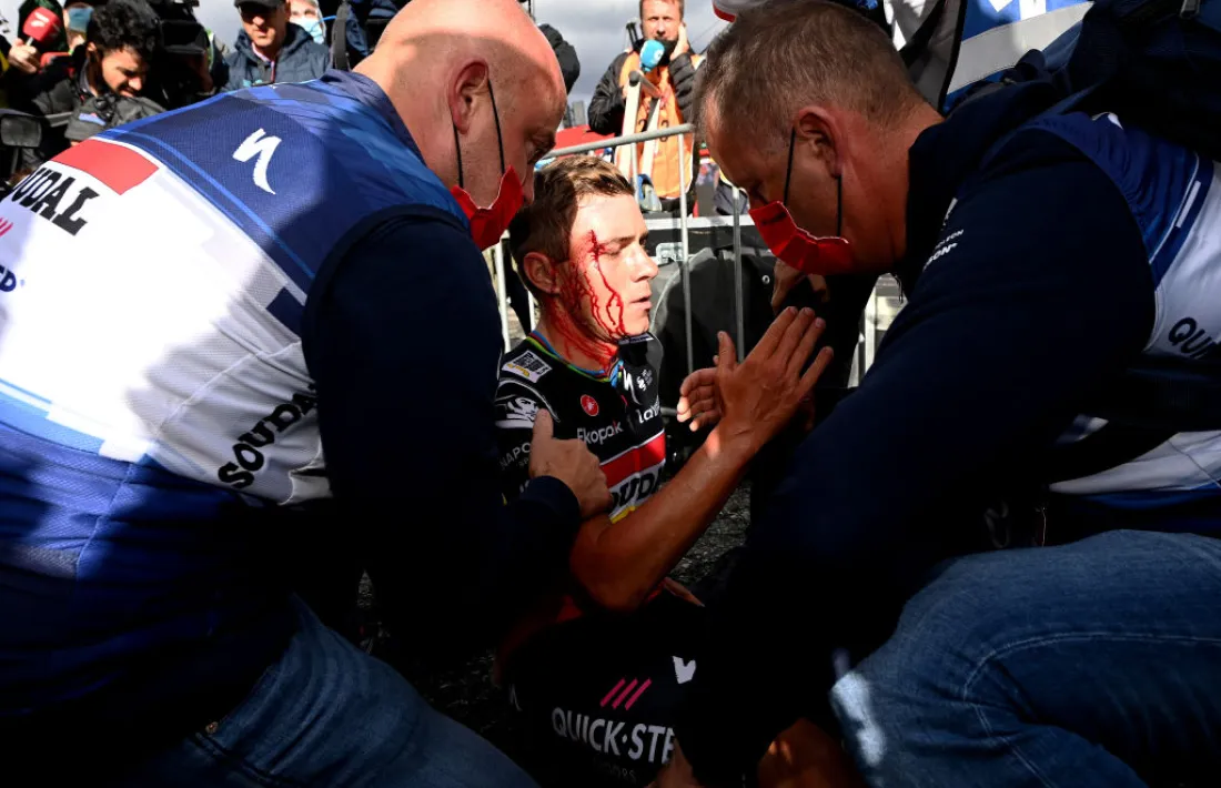 El ciclista belga, vigent campió de La Vuelta a Espanya, sagnant després de la topada.
