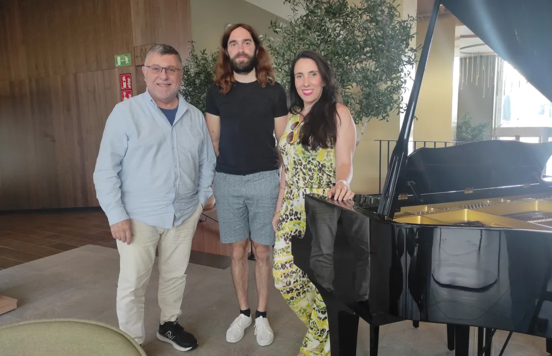 Els guanyadors del concurs de composició de la cantata, amb la responsable d’Andorra Lírica.