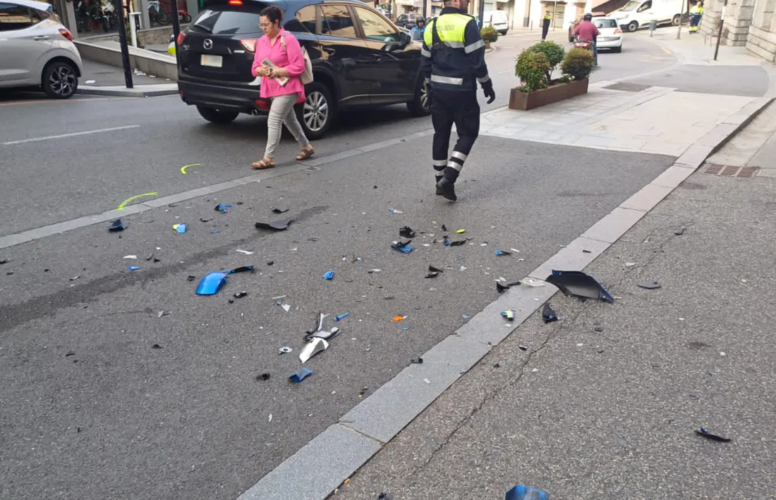 Les restes de la motocicleta a la via pública.