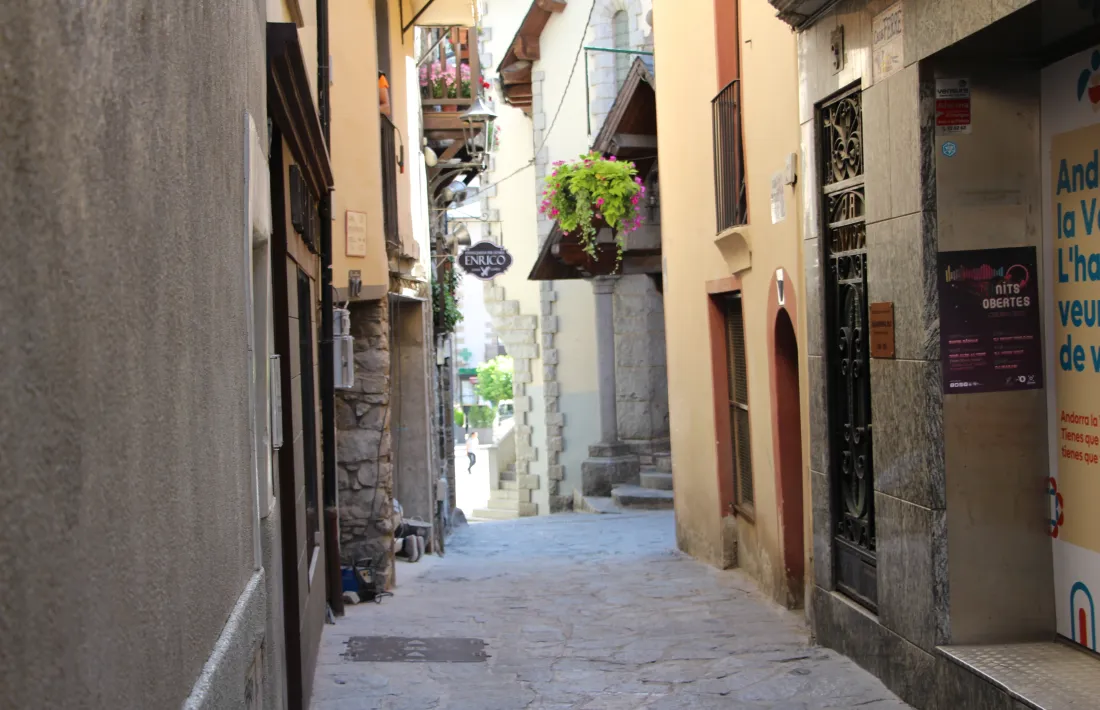  A la dreta, el local en què es vol ubicar la nova oficina, al carrer de la Vall.