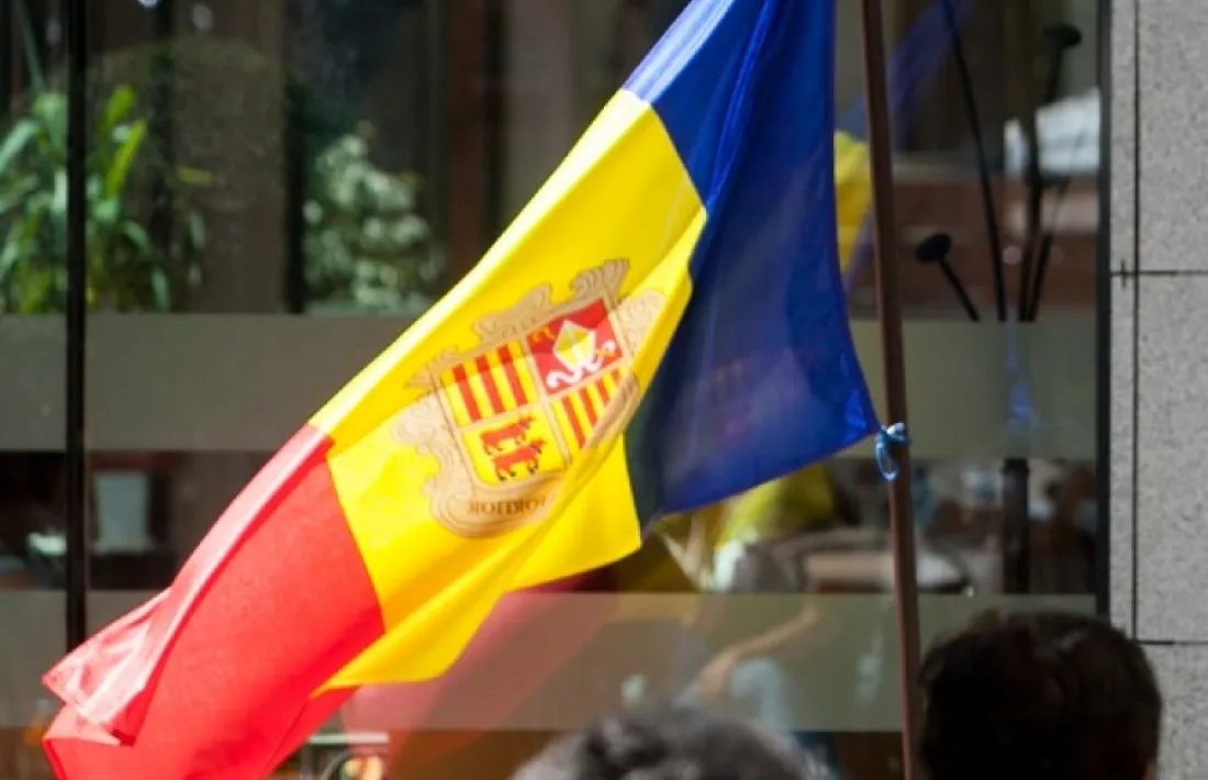 Una bandera d'Andorra.