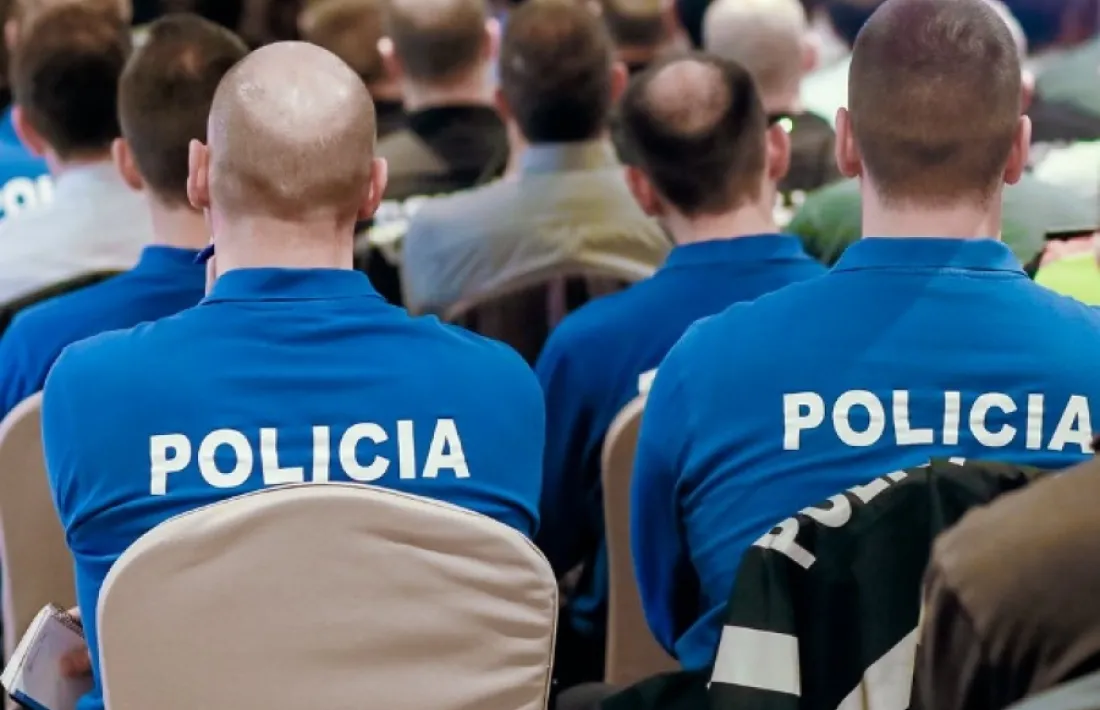 Agents de policia en una conferència.